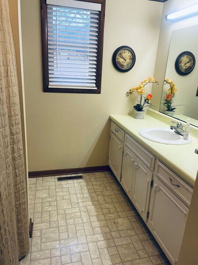 Building Photo - SINGLE FAMILY HOME