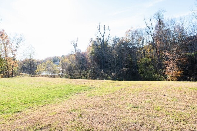 Building Photo - Spacious 5 Bedroom, 3 bath home in Greensboro with 2 car garage