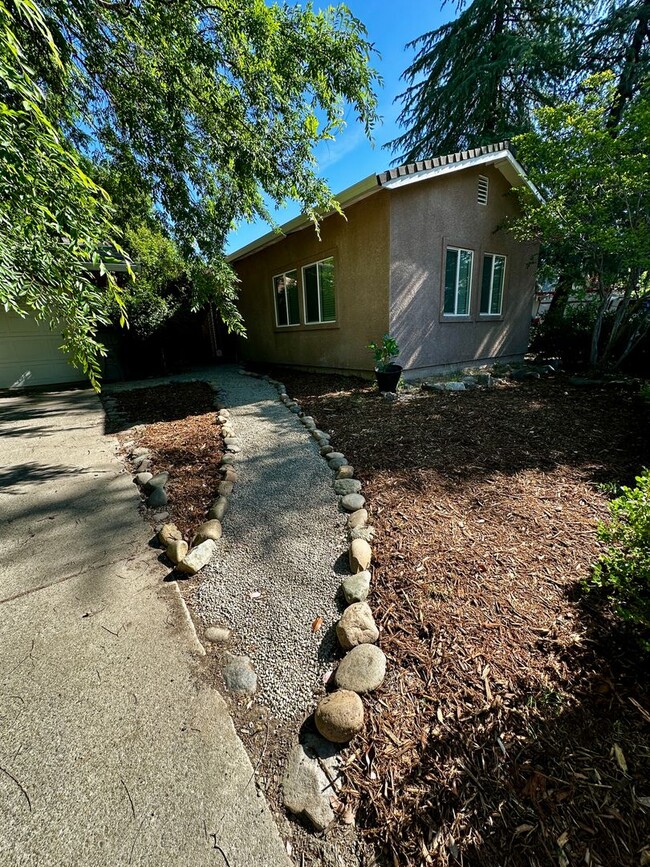 Building Photo - Spacious 1 Bedroom with RIVER TRAIL ACCESS!!