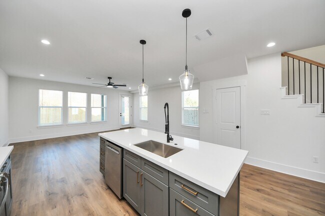 Building Photo - 5531 Nielan St