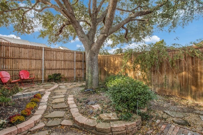 Building Photo - 3 Bedroom Duplex - Updated and Bright - Av...