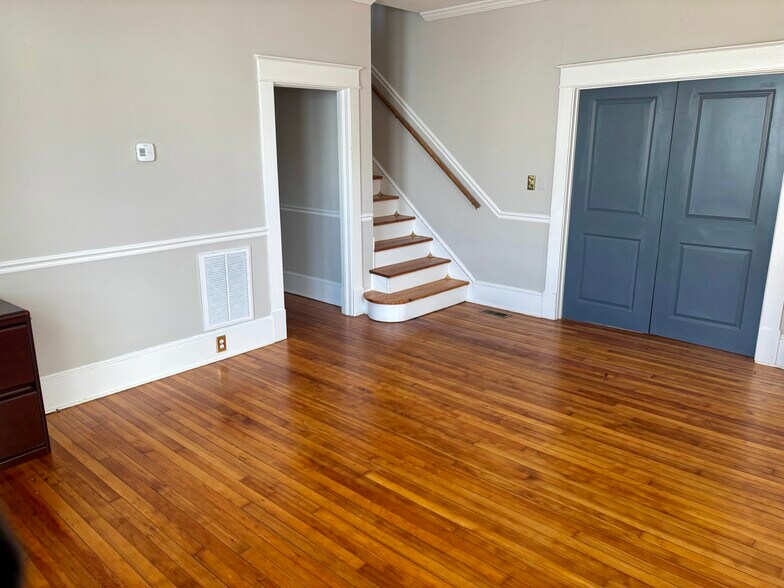 Building Photo - 2511 Charles St