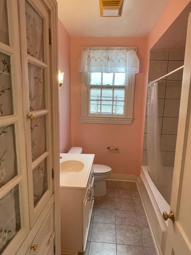 Building Photo - Large 3BD/2BA House Uptown with Driveway and Huge Fenced Backyard