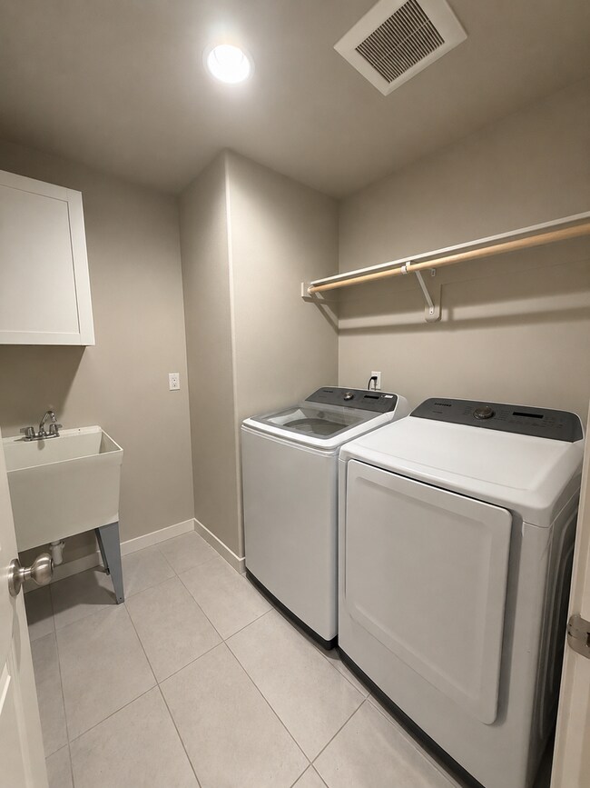 Building Photo - Beautiful Three Bedroom in Pasco Near Chiawana High School