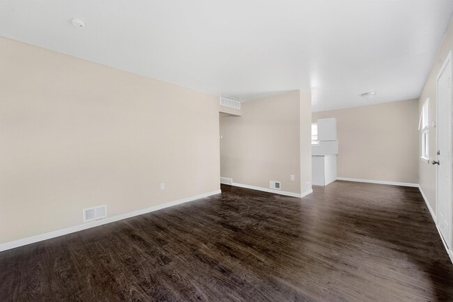 Building Photo - 422 Farmington Rd