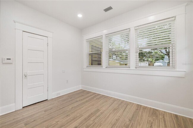 Building Photo - 409 S Willow Ave