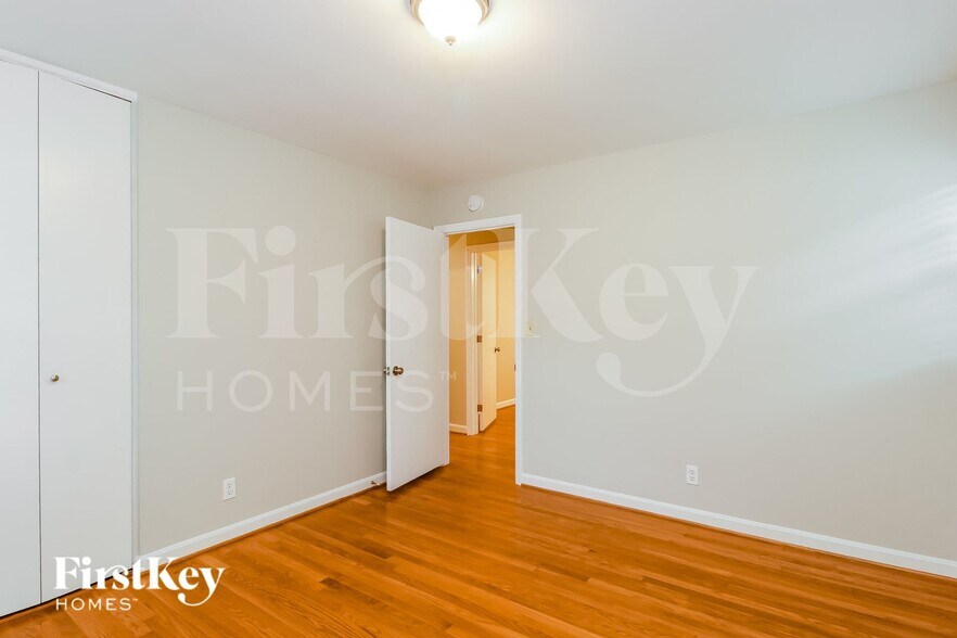 Building Photo - 2407 Running Brook Dr