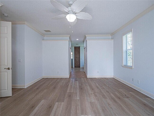 Building Photo - 5836 Pine Ridge Cir