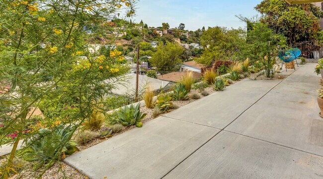 Building Photo - 1744 Redesdale Ave