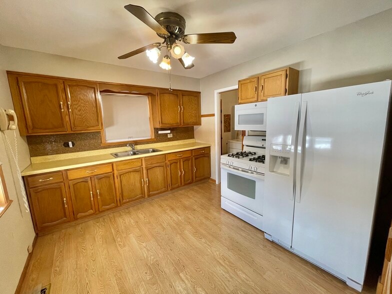 Building Photo - 6046 S Melvina Ave