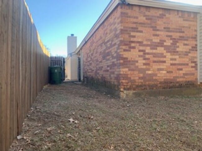 Building Photo - Cute 3/2 Duplex