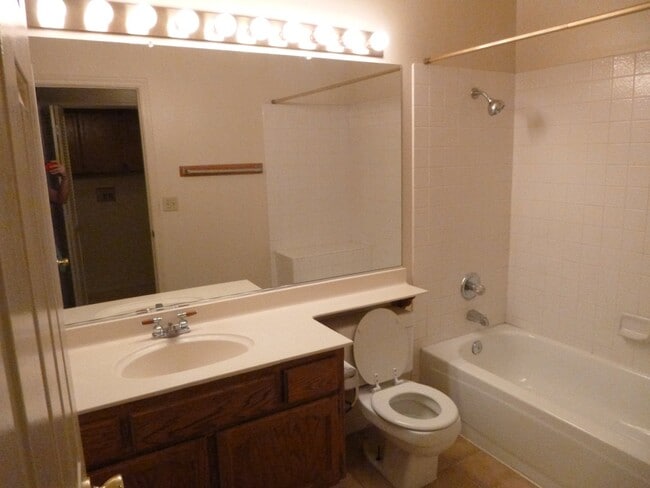 Building Photo - 3 bedroom 2 bath house in Yuba City