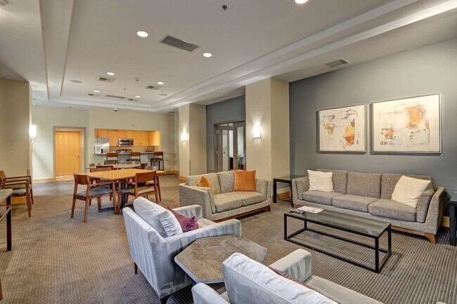Building Photo - 0bd/1ba Bellevue Condo