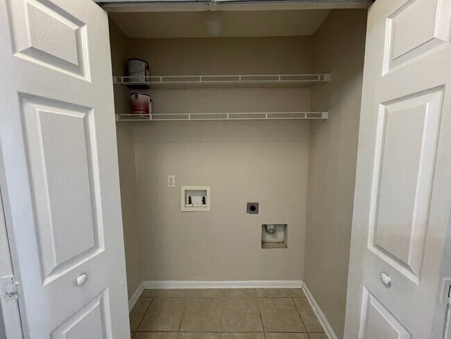 Building Photo - Apartment For Rent