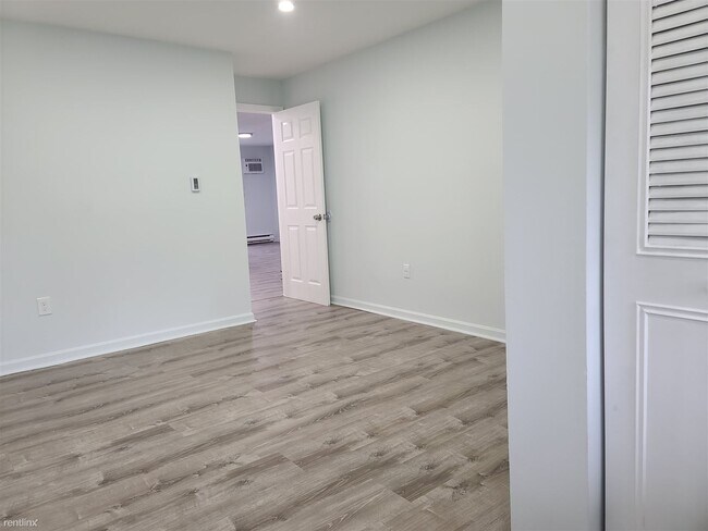 Building Photo - 2 br, 1 bath Condo - Twin Oaks Condominiums