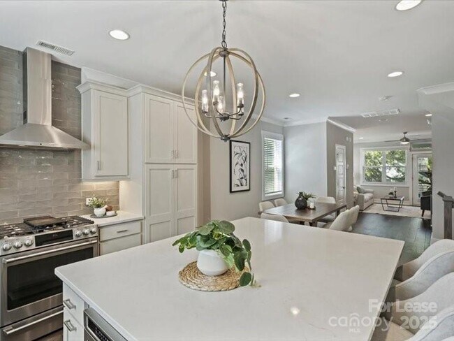 Building Photo - 1615 Chatham Ave