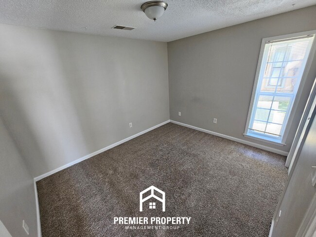 Building Photo - Spacious 3BR/2BA in 38115 | Soaring Ceilings & Floor-to-Ceiling Fireplace