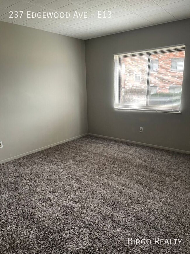 Building Photo - 2 Bedroom Apartment in Pittsburgh! Great L...