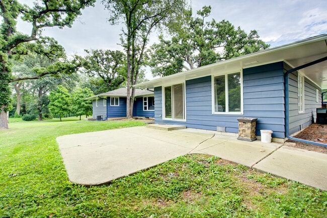 Building Photo - 24W360 Hemlock Ln