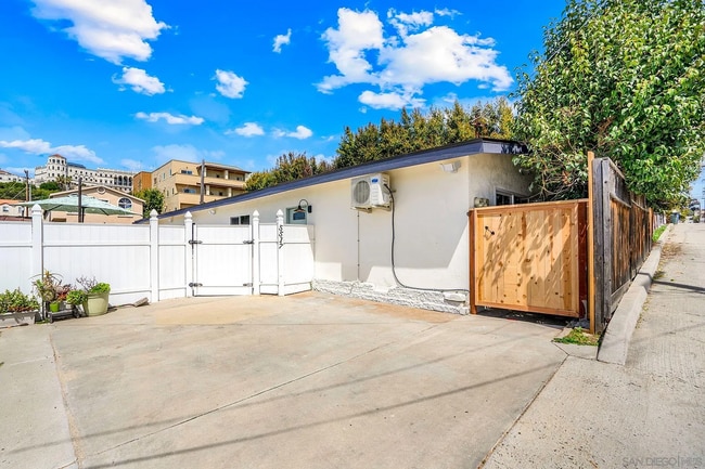 Primary Photo - 5517 Lauretta St