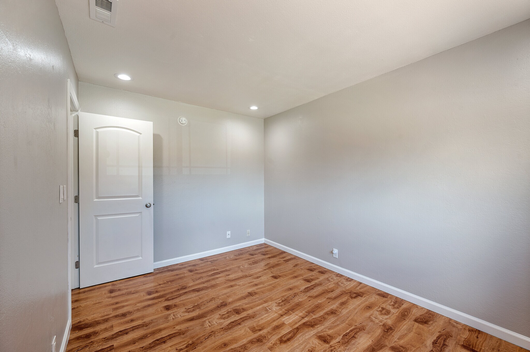 Building Photo - 3661 Slopeview Dr