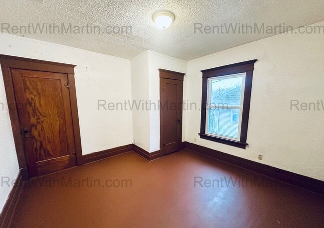 Building Photo - 820 W 2nd St