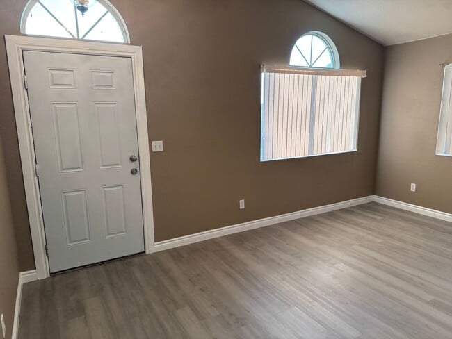 Building Photo - 2 Bedroom FAST MOVE IN!