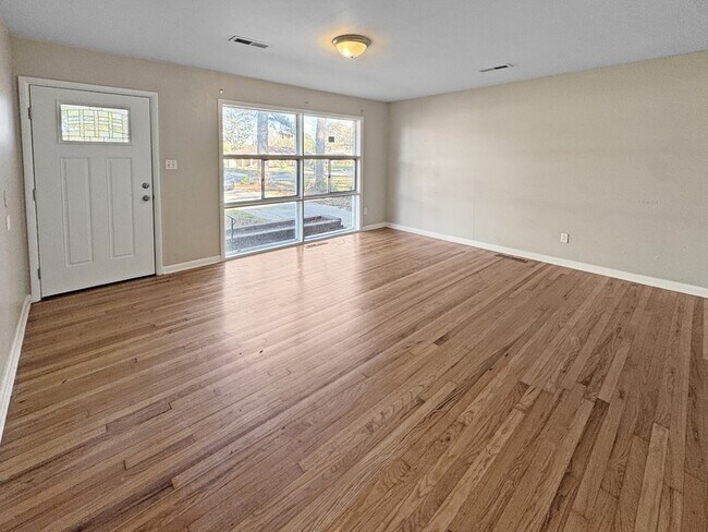 Building Photo - 1707 Buena Vista Cir SE