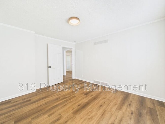 Building Photo - 1526 E Sea Ave