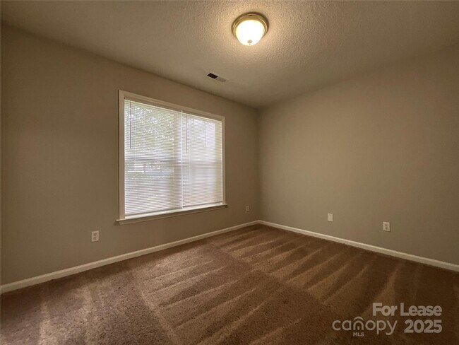Building Photo - 135 Braeburn Dr