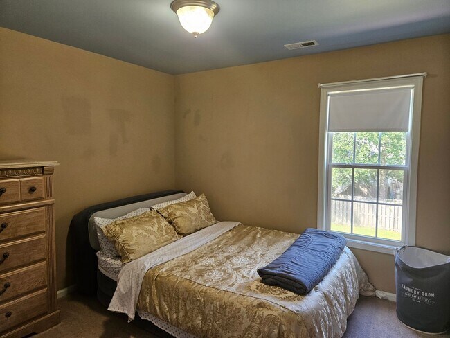 Building Photo - Beautiful unfurnished 4 bedroom, 2.5 bath ...