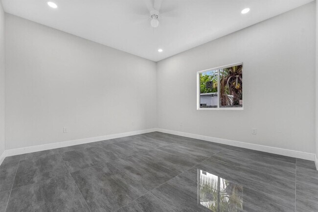Building Photo - 5250 SW 18th St