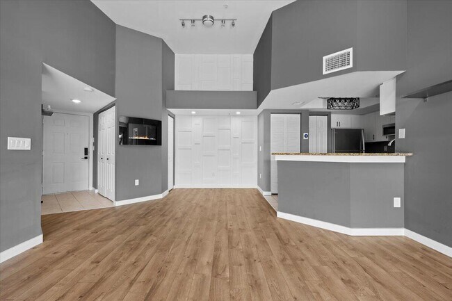 Building Photo - 800 Crestwood Ct S
