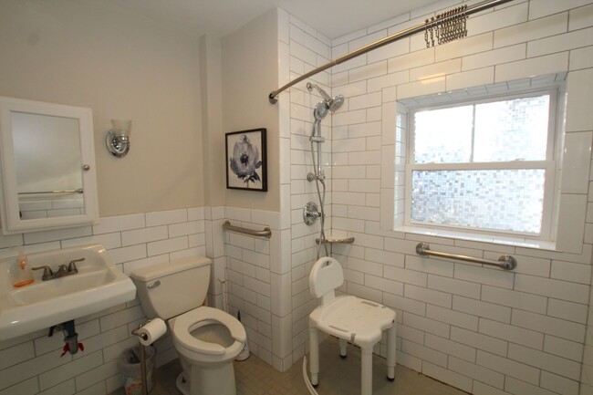 Building Photo - 2 Bedroom, fully furnished and ADA complia...