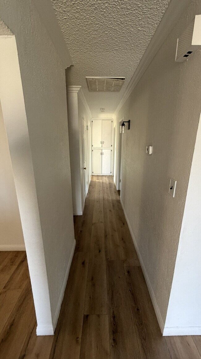 Building Photo - Beautiful Single-Story Home with Fireplace & Huge Backyard