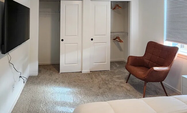 Building Photo - Beautiful, private 2 bed, 2.5 bath townhouse in Silverdale