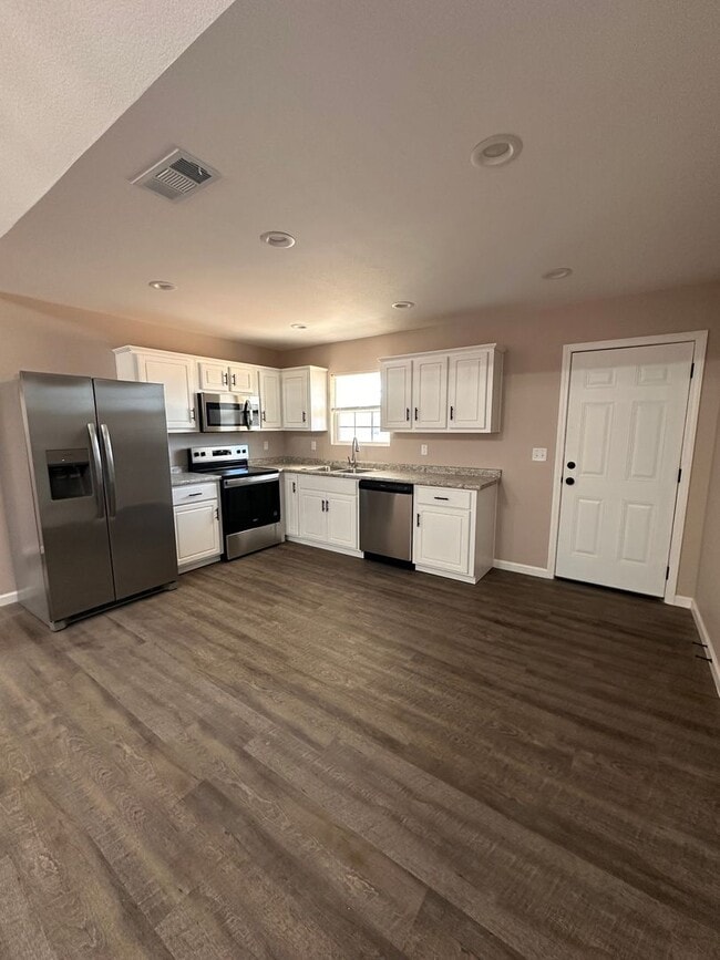 Building Photo - 3 Bed 2 Bath Brick Home with Fenced in Backyard