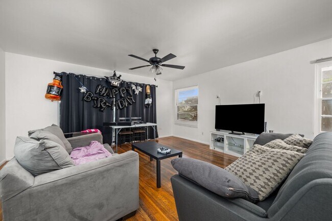 Building Photo - Attached garage + no back house!