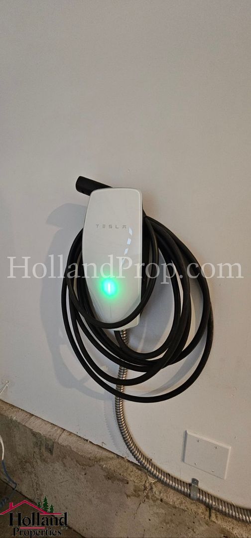 Building Photo - Amaizing 5-Bedroom, with Pergola! Move in special $300 off first month rent*** NEW PRICE at $2,750!