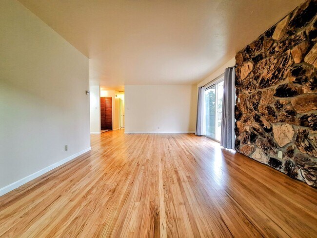 Building Photo - Charming Single Story 3bd House with Large Yard!