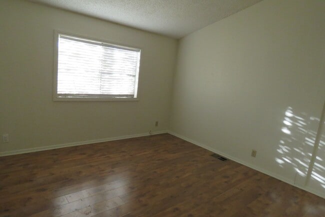 Building Photo - Quiet with Great Views! Available 11/1/25!