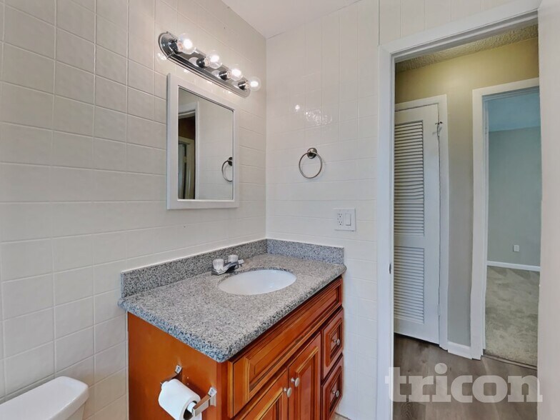 Building Photo - 1002 Saxon Ct