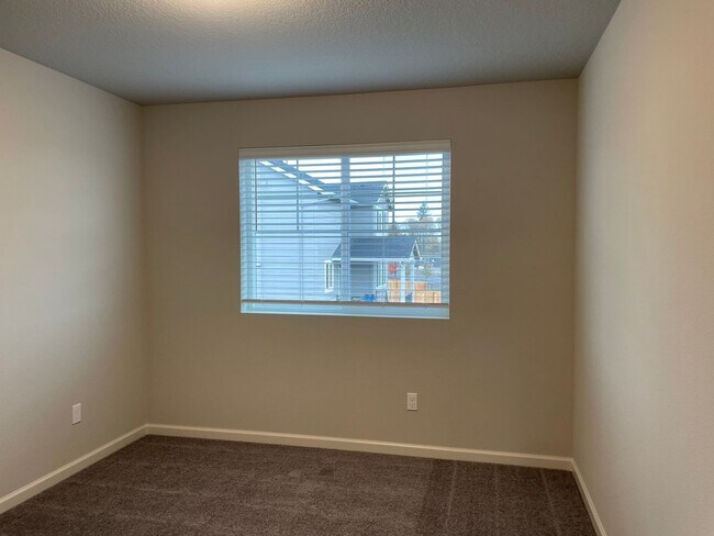 Building Photo - Lovely 4 Bed 2.5 Bath Home! Located near t...