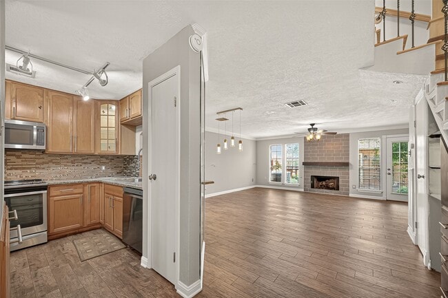 Building Photo - 16826 Holly Trail Dr