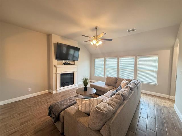 Building Photo - 210 Jacaranda Dr