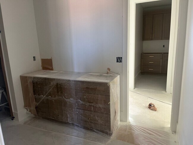 Building Photo - Gorgeous 6 bedroom with Pool and RV Garage