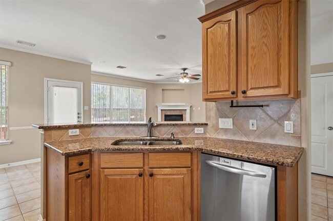 Building Photo - 9013 Sautelle Ln