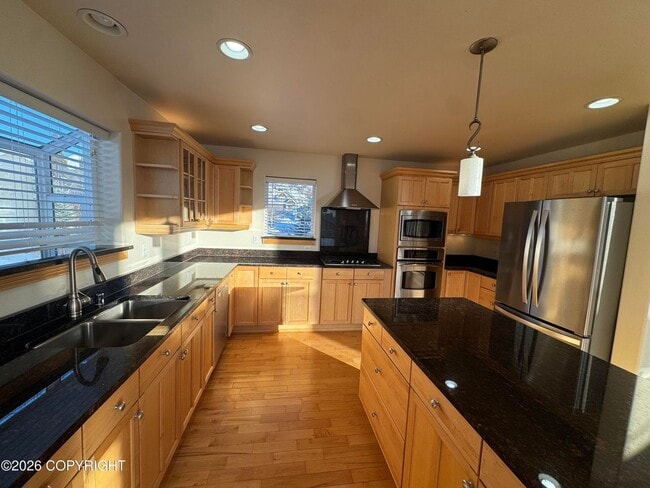 Building Photo - Stunning home in Goldenview