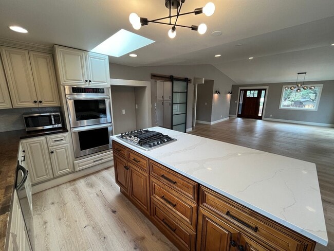 Building Photo - Amazing 4 Bed/3 Bath Home on One Acre with...