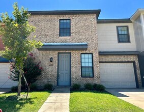 Building Photo - Beautiful Townhome